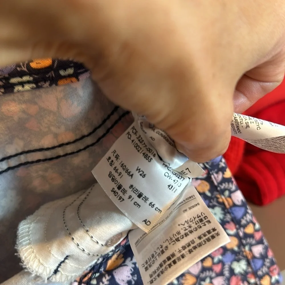 Levi’s purple/navy/pink flowered 2 1/2” size 26 shorts​